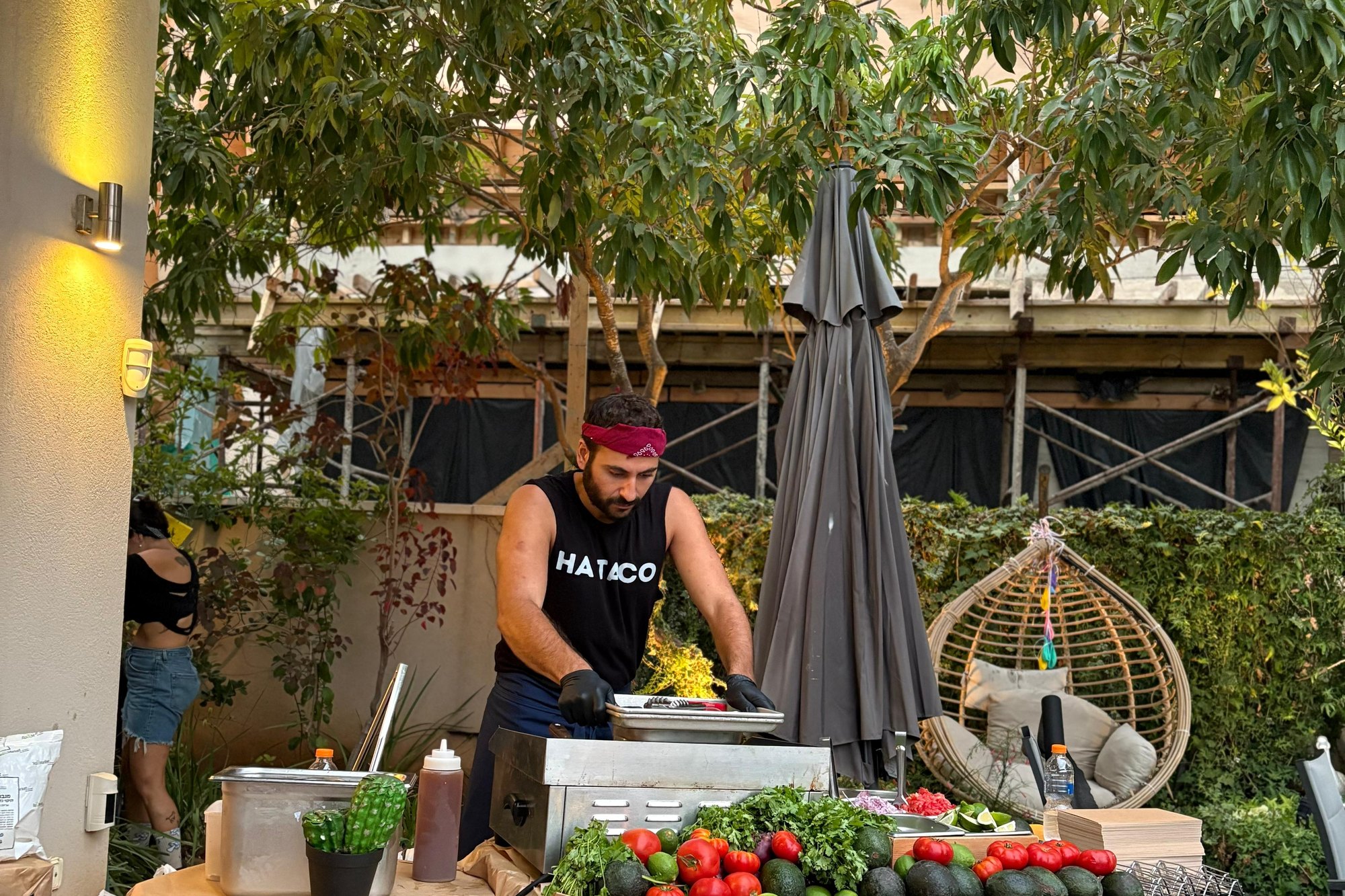 טבח של הטאקו על הפלאנצ׳ה באירוע בגינה