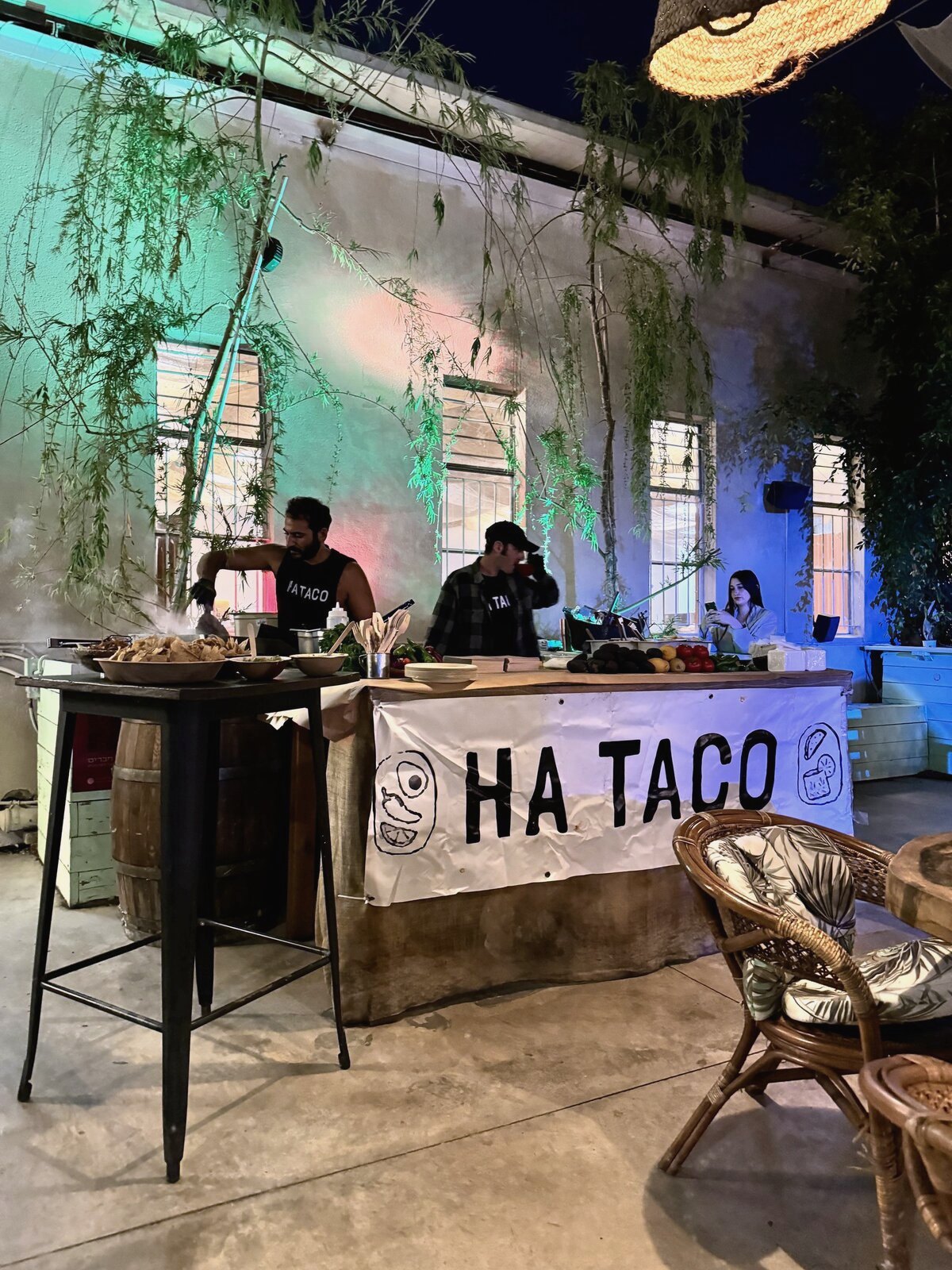 אירוע ערב בחצר עם תאורה צבעונית