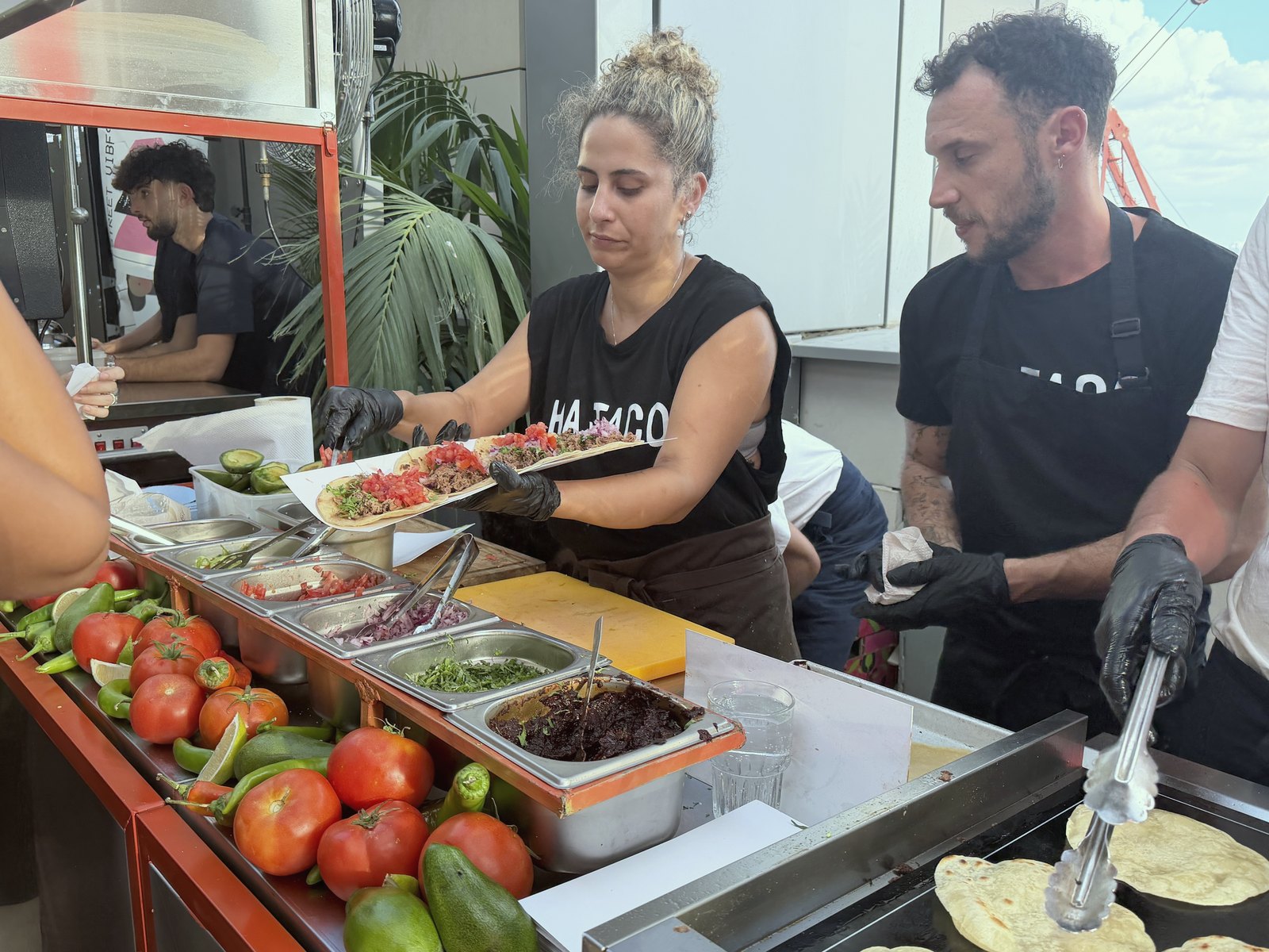 הצוות של הטאקו בונה טאקו בעמדה החיה