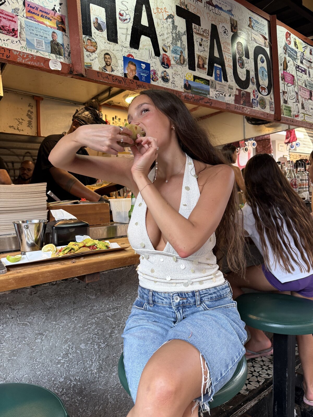 לקוחה נהנית מטאקו בדוכן