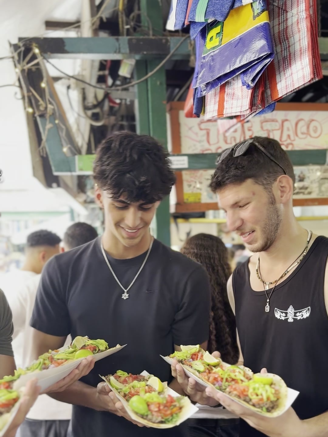 שני חברים עם מגשי טאקו בשוק