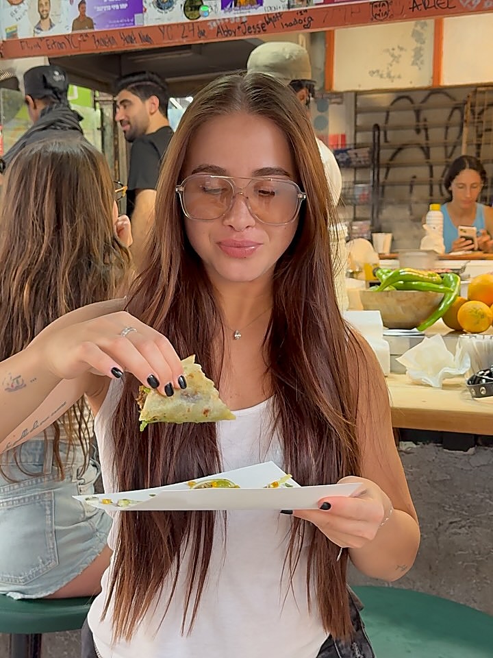 לקוחה עם טאקו דג